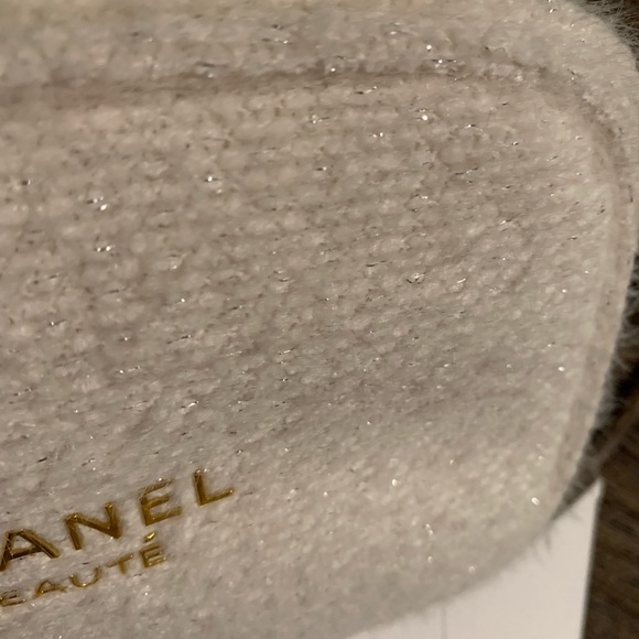 limited edition chanel white fluffy glittery pouch with snowflake zipper pull - Picture 4 of 5